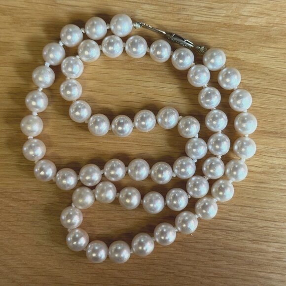 String of Faux Pearls Costume Necklace, Matinee Length, Fishhook Clasp, Vintage - Picture 8 of 15